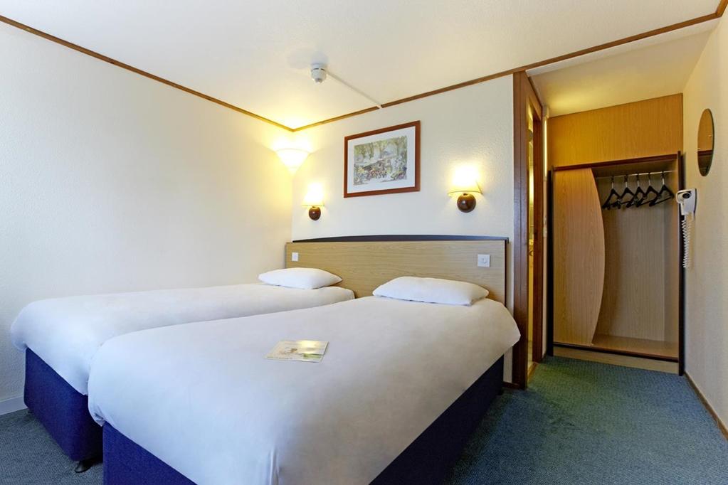 Premiere Classe Coventry Hotel Room photo